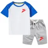 Sommarpojkkläder Set Baby Boys Kläder Set Sport Barn Kostym Split Bomull Grön T-shirt Shorts 2ST Spädbarn Barn Småbarn Märke Träningsoveraller