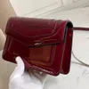 38102# Classic Women's Shoulder Bag High-End Quality Crossbody Bag Patent Leather Wine Red Crystal Clear Unique Raincoat Packaging vardagliga föremål enkelt rymmer