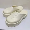 Tofflor 2023 Sommar Platt Tjock sula Strand Gummi Sluten Tå Hollow Outs Sandaler Seaside Semester Skor Lazyman Slides Unisex