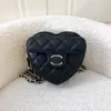 Designers de luxo mini Bolsas de sela Bolsas de coração Bolsa corpo cruzado Pele de cordeiro Pele de cordeiro Pochette cc Meia lua Carteiras clutch masculina Kits de higiene pessoal Bolsa de ombro bolsa tote