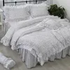 Set di biancheria da letto pastorale floreale volant set di lusso cotone principessa pizzo ricamato addensare copriletto Ropa De Cama gonna letto YYX