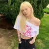 女性の Tシャツスキューカラー女性 Tシャツ韓国スタイルクロップトップ Y2k プリントワンショルダー Tシャツファムアメリカンレトロ半袖 Tシャツ服 2023 230711