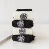 Chaussettes de sport Broderie japonaise noire Douce INS Confortable Camélia et Rose Bande verticale blanche Tube en pur coton
