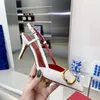 スリングバック ラインストーン ヒアリン PVC サンダル スティレット ヒール レザーソール 女性の高級デザイナー パーティー 結婚式 イブニング 最高の靴 工場履物 サイズ 34-42