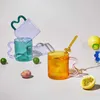 Tasses tasses en verre colorées conception tasse en verre d'oreille ondulée colorée à la main tasse à café simple vague pour l'eau R230712