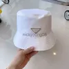 Sombreros de ala ancha Sombreros de cubo Diseñadores de lujo sombrero de cubo Italia gorra de parasol hombres y mujeres color sólido tendencia de moda transpirable diseño simple joven lindo verano sombrero blanco