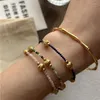 Strang Mehrfarbiges Steinperlen-Armband aus Edelstahl für Frauen, rosa blauer Kristallschmuck, Sommerurlaub, handgefertigt