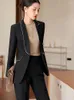 Pantaloni da donna a due pezzi Blazer da donna a righe nere beige Pantalone da donna Giacca da lavoro da lavoro e pantaloni da donna formale 2 set per l'autunno