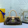 Monogramas de designer Bolsas de embreagem Bolsas de luxuros femininas com cadeia Saco de clasco rebitado em cadeia