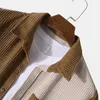 Mens Trailtsits Yaz patchwork kadife set sokak kıyafeti gündelik kısayoleve düğmesi gömlek ve şort lüks giyim 2 adet takım elbise 230712