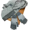 Modedesigner hattar handskar halsdukar uppsättningar beanie mens höst vinter hålla varm stickad klassisk matchande kvinnor pläd handskar halsduk skalle mössor boxad 3-del set