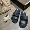 2024 Designer de luxe Slipper Sliders Hommes Femmes Sandales d'été Pantoufles de plage Dames Tongs Mocassins Noir Blanc Bleu Diapositives Chaussures Chaussures