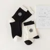 Chaussettes de sport Broderie japonaise noire Douce INS Confortable Camélia et Rose Bande verticale blanche Tube en pur coton