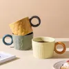 Tazze New Creative Donut Handle Tazze da caffè Tazze in ceramica personalizzate con motivo gometrico Bere tè Latte Latte Home Office Drinkware Regalo R230712