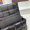 2023 High End Boutique Woven Cowhide New Women's Bag Luxury Brand Medium Flip 100% äkta lädermaterial Justerbara axelband Tillfällig och modern stil