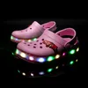 Sandaler Mode Barn LED Skor Sommar Barns Strand Vatten Skor Litet hål Anti slip Slider Unisex pojkar och flickor Upplyst Slider 230711