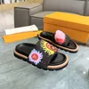 Designer YK cuscino da piscina scarpe scarpe da donna con comfort muli in rilievo in rilievo sandali cartone animato sandali spessi flip in gomma a facciata facciata zucca al tramonto pri f8lm#