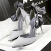 Scarpe eleganti 2023 Nodo a fiocco Donna Décolleté Designer Tacchi alti Sandali Raso Stiletto Sexy Pearl Wedding Plus Size 43 230711