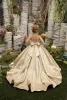 弓ボタン付きフラワーゴールドガールドレスプリンセスイリュージョンスリーブ甘美なスカート誕生日結婚式のパーティーキッズブライドメイドカスタムメイドBC