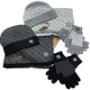 Mode Ontwerper Hoeden Handschoenen Sjaals Sets Muts Heren Herfst winter warm houden gebreid Klassieke bijpassende dames geruite handschoenen sjaal Skull Caps boxed 3-delige set