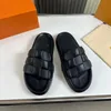 Waterfront Pool Slide Mule Herren Slipper Designer-Sandale Maxi Damier Gummi-Slipper Designer Luxus Komfort leicht flexible Gummi-Außensohle Übergröße 02