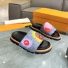 Designer YK Pool Pillow Slippers Shoes Women Comfort Flat präglade Mules Cartoon Platform Sandaler Tjock gummi Sko Flip Flops Face Pumpkin Sunset Pri A2JX#