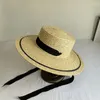 Дизайнер шляп с широкими кражами