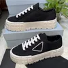 Designer lyxiga casual sportskor höjd-ökande damer all-match canvas skor utomhusbräda sko trend andan mode promenad tennis sneakers