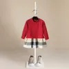 Mädchenkleider Zufälliges Streifendesign Britischer Stil Kindermädchenkleid Outfits Langarmpullover Knopf Langes gerades Kleid MädchenkleidungHKD230712