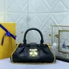 Monogramas de designer Bolsas de embreagem Bolsas de luxuros femininas com cadeia Saco de clasco rebitado em cadeia