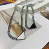 Kvinnor Mens Luxury Designer Halsbandkedja Fashion Jewelry Black White P Triangle Pendant Design Party Silver Hip Hop Punk Gift