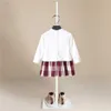 Mädchenkleider Zufälliges Streifendesign Britischer Stil Kindermädchenkleid Outfits Langarmpullover Knopf Langes gerades Kleid MädchenkleidungHKD230712