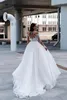 Romantique A Ligne Robes Illusion Manches Appliques de dentelle Bouton de robe de mariée Back Long Designer Bridal Robes Sweep Train