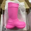 Botas de grife femininas Moda Paris Rainboots de borracha Bota cano alto plataforma Bico redondo grande Slip-on Bota feminina marrom verde rosa claro