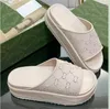 Sandal Sliders New Style Slipers Sandal Sliders Толстый нижний дизайнер, не скользящий, мягкий нижний, вышитая мода G Дом роскошные тапочка, женщины, носят пляжные шлепанцы A01