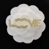 Designer Love Pearl Pins Broches Cadeau de luxe Design de bijoux pour femmes Broches de haute qualité Acier inoxydable plaqué or 18 carats Broches non décolorées Love Jewelry