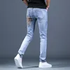 Jeans Masculino Masculino de Alta Qualidade Slimfit Estampado Leve Luxo Calças Jeans Elásticas Rasgadas Riscadas Street Korea Versão Casual 230711