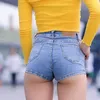 Kvinna sexig öppen gren mini jeans erotiska grenlösa byxor med dold blixtlås, skjut upp byte lift se genom shorts utomhus sex