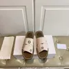 för kvinnor träiga sandaler designer hausschuhe berömda Mules flat slides beige vit svart rosa spets Bokstäver Tyg canvas tofflor dam sommar utomhus skor vit