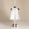 女の子のドレス2023新しい夏1〜12歳の子供のプレッピースタイルの白い綿の色パッチワーク弓プリーツドレスベイビーガールズブランドデザインhkd230712