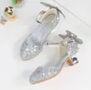 Сандалии принцесса детские кожаные туфли для девочек блестящие бабочки платья для узел -платья банкет детские детские туфли на каблуках для детей Сандалии 230712