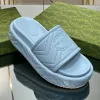 Plataforma de couro piscina chinelos 2023 macaron chunky sandália fundo grosso moda g casa slide chinelo feminino usar praia verão mule