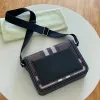 Bolsas de grife de luxo femininas masculinas bolsa crossbody carteira de ombro simples versátil metal carta couro sólido bolsas de carteiro estilo espelho qualidade