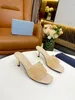 Dames Dames Kalfsleer Papa Sandalen Gewatteerde Zomer Designer Schoenen Platform Flats Lage Hak Sleehak Diamant Gesp Sandaal Instapper Enkelbandje Strandschoen 1021