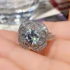 Bling bling vvs moissanite ring 100% 925 sterling silver mode etnisk stil smycken blommig ring utsökt blomma runda diamant kvinnors ring