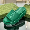 Plataforma de couro piscina chinelos 2023 macaron chunky sandália fundo grosso moda g casa slide chinelo feminino usar praia verão mule