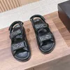 고급 디자이너 정품 가죽 샌들 작은 향기로운 바람 여름 샌들 여성 평평한 샤넬리스 바닥 2024 두꺼운 단독 프리미엄 로마 신발