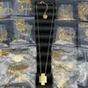 Дизайнерские подвесные ожерелья изящные 20 стилей модные роскошные женщины ожерелья мужские ожерелья высочайшего качества с коробкой подарочной карты