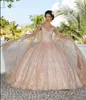 Rose Gold-mönstrade glitter quinceanera-klänningar med Cape Sparkly paljetter med pärlor snörning korsett söta 15 vestidos de debutantes