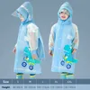 Mignon Enfants Imperméable Wateproof Enfants Dinosaure Licorne Pluie Poncho Manteau De Pluie et Avec Sac À Dos Position Étudiant RainWear L230620